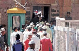 Bhojshala row, Bhojshala Kamal Maula Masjid, Bhojshala row, basant panchami, asi, Archaeological Survey of India, asi Bhojshala, Bhojshala friday prayers, bhojshala Kamal Maula mosque, mp mosque prayers, mp news, bhopal news, india news, Basant Panchami,Basant Panchami mosque prayers, Basant Panchami mp