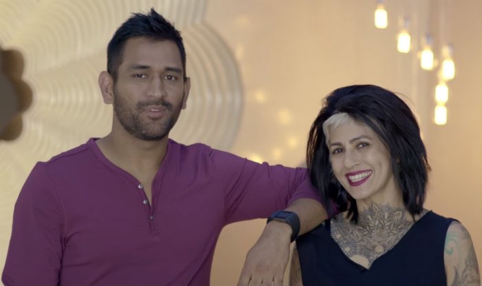 MS Dhoni, MS dhoni new hairstyle, cricketer dhoni new look, sapna bhavnani with dhoni, celebrity hairstylis sapna bhavani