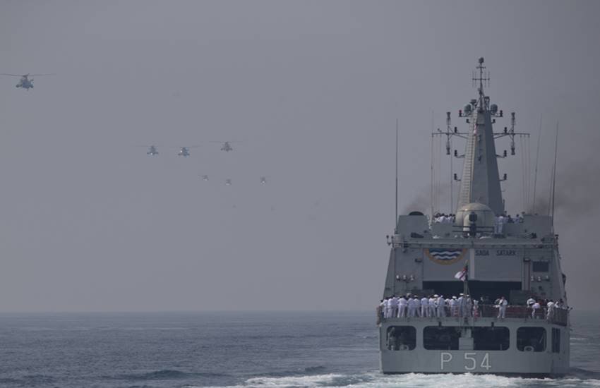 International Fleet Review, ins sumitra, navy, airforce,primeminister narendra modi, defence, president pranav mukherjee, इंटरनेशनल फ्लीट रिव्यू, आइएनएस सुमित्रा, नेवी, एयर फोर्स, प्रधानमंत्री मोदी, राष्ट्रपति प्रणव मुखर्जी