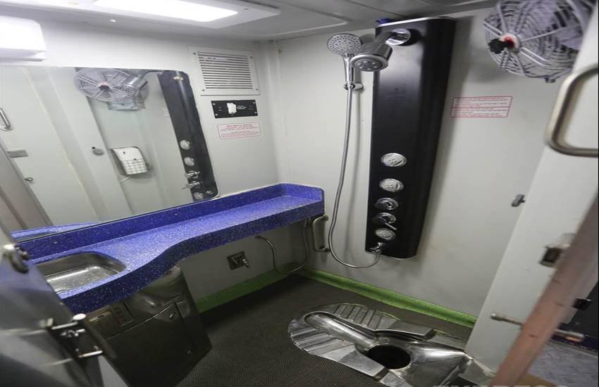 देखिए लोगों ने वर्ल्‍ड क्‍लास बोगियों वाली MAHAMANA EXPRESS का क्‍या कर दिया हाल