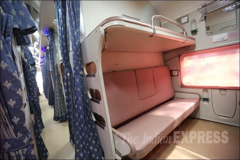 देखिए लोगों ने वर्ल्‍ड क्‍लास बोगियों वाली MAHAMANA EXPRESS का क्‍या कर दिया हाल