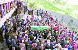 Pampore encounter, Srinagar encounter, Indian army, Soldiers, Brick pelting, slogans for Kashmir azadi, stone pelting, Pampore, Pampore encounter, pampore news, JK, J&K, Kashmir, Kashmir encounter, Kashmir news, Pampore encounter updates, EDI, EDI encounter, EDI news, Pampore news, India news, Pampore latest
