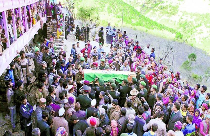 Pampore encounter, Srinagar encounter, Indian army, Soldiers, Brick pelting, slogans for Kashmir azadi, stone pelting, Pampore, Pampore encounter, pampore news, JK, J&K, Kashmir, Kashmir encounter, Kashmir news, Pampore encounter updates, EDI, EDI encounter, EDI news, Pampore news, India news, Pampore latest