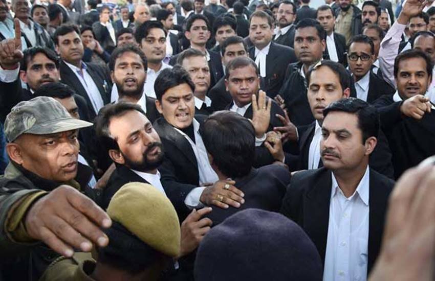 कन्हैया की पेशी के दौरान हंगामा करते वकील कन्हैया की पेशी के दौरान हंगामा करते वकील