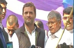 रोहित वेमुला सुसाइड: जंतर मंतर पहुंच राहुल गांधी बोले- विरोधियों की आवाज दबाना चाहती है सरकार