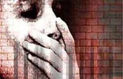 चलती कार में नौवीं की छात्रा से सामूहिक बलात्कार