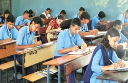 उत्तर प्रदेश: 42 हजार छात्रों ने छोड़ी बोर्ड परिक्षा, नकल माफिया सक्रिय