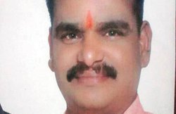 Video में देखें कैसे महिला पुलिसकर्मी को पीट रहा है Ex Shiv Sena कार्यकर्ता