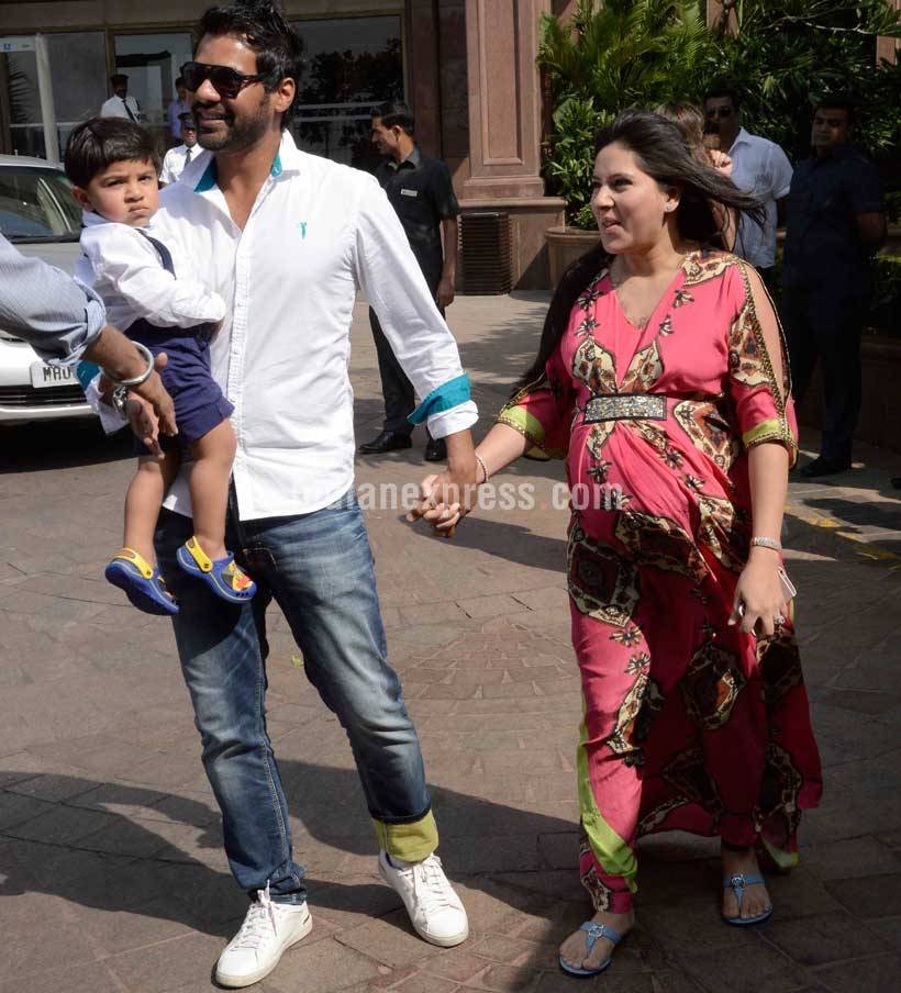 B-Town celebrates, baby shower of Salman Khan sisterm, arpita sharma khan baby shower function,SALMAN KHAN SISTER ARPITA, Salman Khan kisses ex-girlfriend Sangeeta Bijlani, Salman Khan, Anushka Sharma, Sangeeta Bijlani