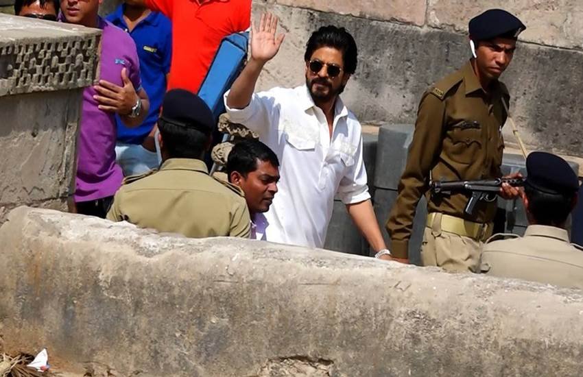 Shah Rukh Khan, Shah Rukh Khan Raees, Raees Shooting Photos, Shah Rukh Khan Ahmedabad, Mahira Khan, Mahira Khan Pakistani Actress, Bollywood hindi news, bollywood news in hindi, entertainment news, शाहरुख खान, रईस, रईस शूटिंग, अहमदाबाद, गुजरात शूटिंग, माहिरा खान, नवाजुद्दीन सिद्दीकि, राहुल ढोलकिया