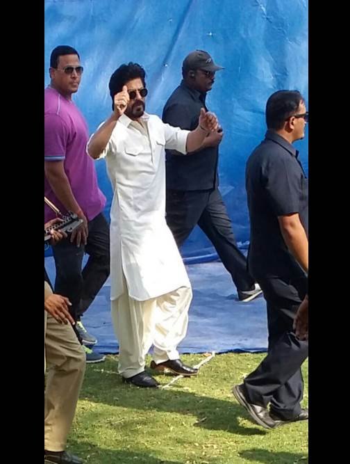 Shah Rukh Khan, Shah Rukh Khan Raees, Raees Shooting Photos, Shah Rukh Khan Ahmedabad, Mahira Khan, Mahira Khan Pakistani Actress, Bollywood hindi news, bollywood news in hindi, entertainment news, शाहरुख खान, रईस, रईस शूटिंग, अहमदाबाद, गुजरात शूटिंग, माहिरा खान, नवाजुद्दीन सिद्दीकि, राहुल ढोलकिया