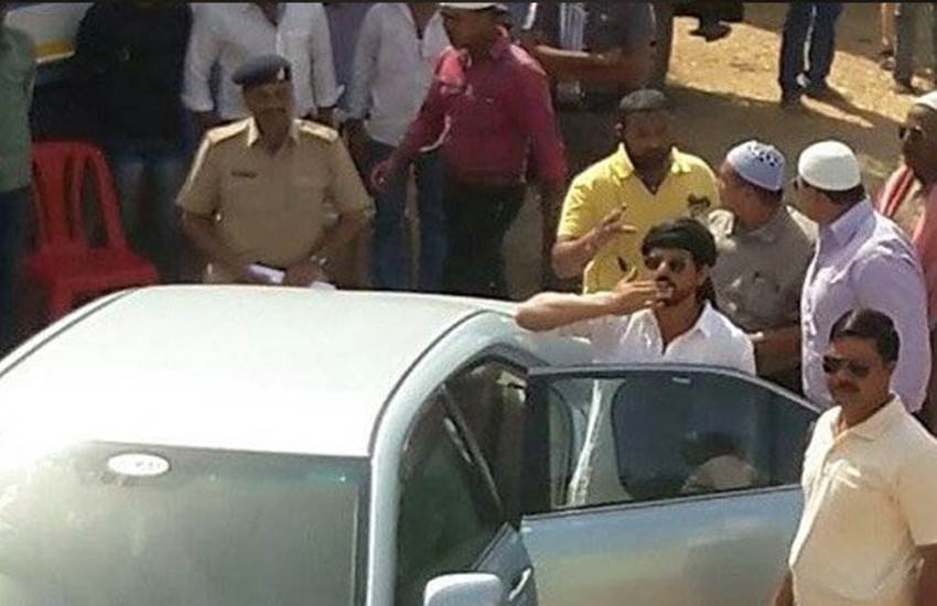 Shah Rukh Khan, Shah Rukh Khan Raees, Raees Shooting Photos, Shah Rukh Khan Ahmedabad, Mahira Khan, Mahira Khan Pakistani Actress, Bollywood hindi news, bollywood news in hindi, entertainment news, शाहरुख खान, रईस, रईस शूटिंग, अहमदाबाद, गुजरात शूटिंग, माहिरा खान, नवाजुद्दीन सिद्दीकि, राहुल ढोलकिया