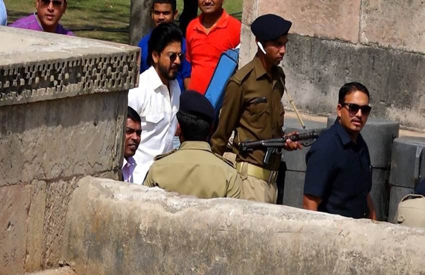 Shah Rukh Khan, Shah Rukh Khan Raees, Raees Shooting Photos, Shah Rukh Khan Ahmedabad, Mahira Khan, Mahira Khan Pakistani Actress, Bollywood hindi news, bollywood news in hindi, entertainment news, शाहरुख खान, रईस, रईस शूटिंग, अहमदाबाद, गुजरात शूटिंग, माहिरा खान, नवाजुद्दीन सिद्दीकि, राहुल ढोलकिया