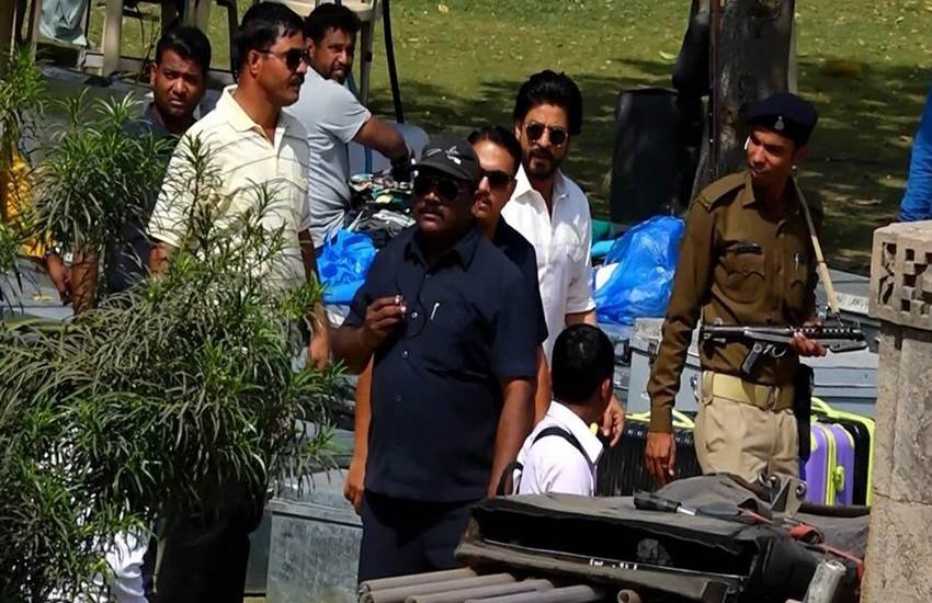 Shah Rukh Khan, Shah Rukh Khan Raees, Raees Shooting Photos, Shah Rukh Khan Ahmedabad, Mahira Khan, Mahira Khan Pakistani Actress, Bollywood hindi news, bollywood news in hindi, entertainment news, शाहरुख खान, रईस, रईस शूटिंग, अहमदाबाद, गुजरात शूटिंग, माहिरा खान, नवाजुद्दीन सिद्दीकि, राहुल ढोलकिया