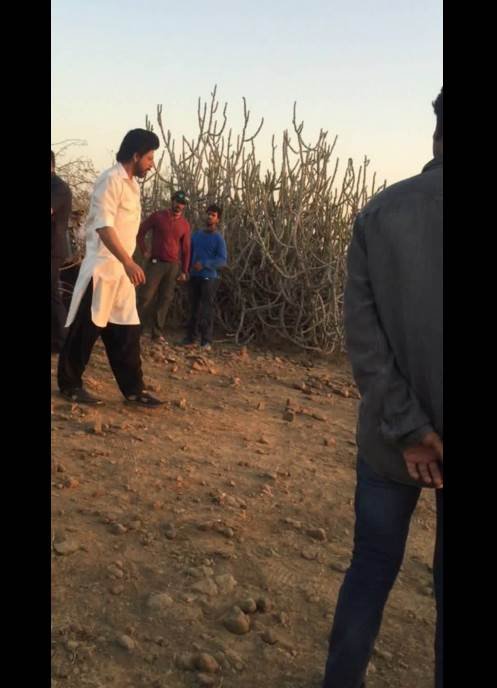 Shah Rukh Khan, Shah Rukh Khan Raees, Raees Shooting Photos, Shah Rukh Khan Ahmedabad, Mahira Khan, Mahira Khan Pakistani Actress, Bollywood hindi news, bollywood news in hindi, entertainment news, शाहरुख खान, रईस, रईस शूटिंग, अहमदाबाद, गुजरात शूटिंग, माहिरा खान, नवाजुद्दीन सिद्दीकि, राहुल ढोलकिया