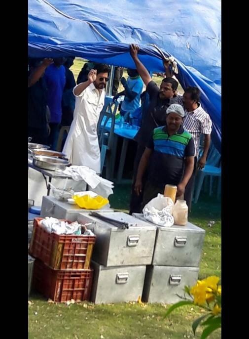 Shah Rukh Khan, Shah Rukh Khan Raees, Raees Shooting Photos, Shah Rukh Khan Ahmedabad, Mahira Khan, Mahira Khan Pakistani Actress, Bollywood hindi news, bollywood news in hindi, entertainment news, शाहरुख खान, रईस, रईस शूटिंग, अहमदाबाद, गुजरात शूटिंग, माहिरा खान, नवाजुद्दीन सिद्दीकि, राहुल ढोलकिया