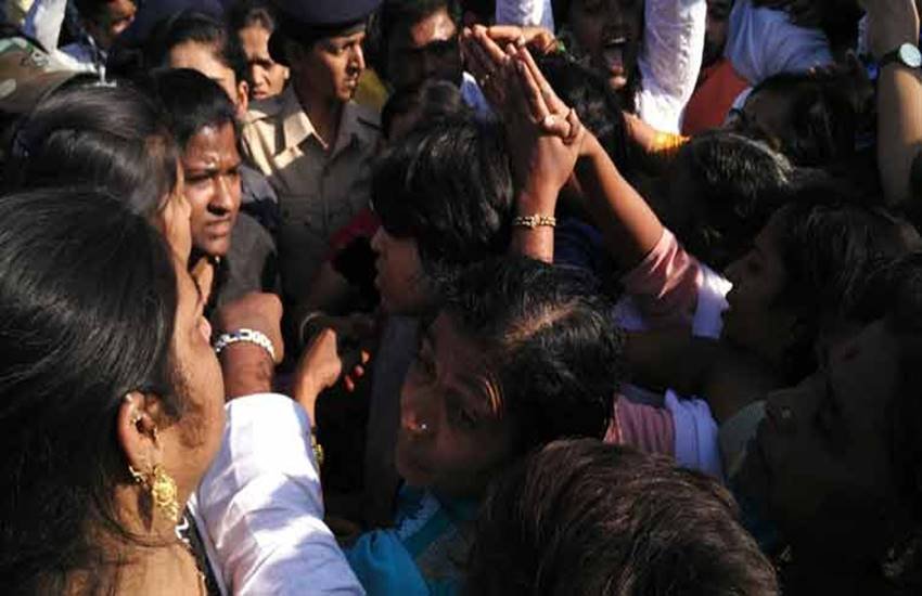 मंदिर प्रशासन के खिलाफ जोरदार आंदोलन