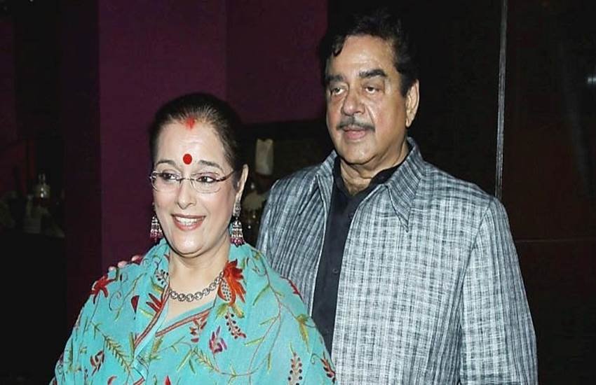 Valentine's Day, politician's love story, indian politician love story, priyanka gandhi robert vadra, mukhtar abbas naqvi wife seema, akhilesh yadav dimple yadav, digvijay singh with amrita rai, sachin pilot and sara pilot, arvind kejriwal wife sunita pics, shatrughan sinha poonam sinha, shahnawaz hussain wife renu sharma