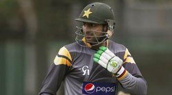 शोएब मलिक ने खेलों में पाकिस्‍तान को बताया चैम्पियन तो फैन ने कहा- फॉर्म पर ध्‍यान दो