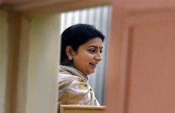 साथ फोटो खिंचाना चाह रहे यूनिवर्सिटी अफसर को स्‍मृति ने मीटिंग से निकाला, वाइस चांसलर्स को भी दी घुड़की