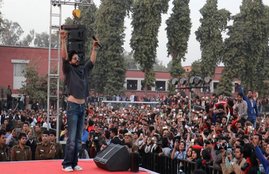 Shah Rukh Khan, Shah Rukh Khan News, ABVP protests at Shah Rukh Khan's event, Protest Against Shah Rukh Khan, ABVP protests at SRK's event, Shah Rukh Khan Intolerance, SRK News, Shah Rukh Khan Fan, SRK Fan Bassi says focused on patriotism