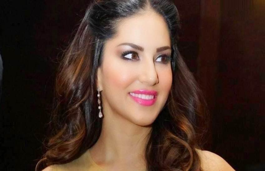 Sunny Leone, Sandhya Gokhale, Amol Palekar, Amol Palekar wife, letter to sunny leone, सनी लियोनी, संध्‍या गोखले, अमोल पालेकर, लेटर टू सनी लियोनी