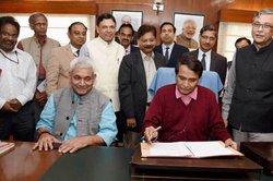 Rail Budget 2016 Updates: रेल किराया नहीं बढ़ेगा, हमसफर, तेजस और उदय के नाम से नई ट्रेनें चलेंगी