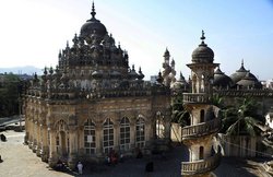 मकबरा हो मंदिर, गर्व से उठ जाता सिर