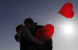 Valentine Day: पाकिस्‍तान ने लगाया बैन, भारत में बजरंग दल नहीं बनेगा प्रेमियों की राह का रोड़ा