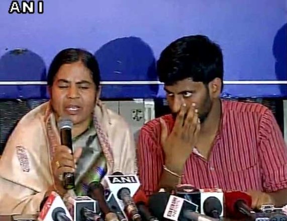 संसद से देश को बरगलाया ईरानी ने, रोहित वेमुला की मां ने लगाया झूठ बोलने का आरोप