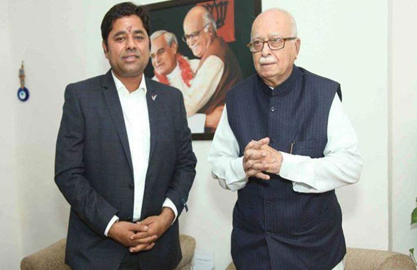 vikram singh chauhan, JNU row, patiala house court, patiala house court scuffle, lawyer assault journalist, vikram singh chauhan with BJP leaders, lawyer vikram singh chauhan BJP, lawyers beat journalist,JNU case,journalists beaten, विक्रम सिंह चौहान, जेएनयू विवाद, पटियाला हाउस कोर्ट, वकीलों की पत्रकारों से मारपीट