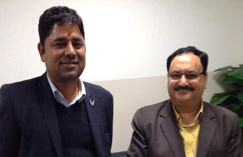 vikram singh chauhan, JNU row, patiala house court, patiala house court scuffle, lawyer assault journalist, vikram singh chauhan with BJP leaders, lawyer vikram singh chauhan BJP, lawyers beat journalist,JNU case,journalists beaten, विक्रम सिंह चौहान, जेएनयू विवाद, पटियाला हाउस कोर्ट, वकीलों की पत्रकारों से मारपीट