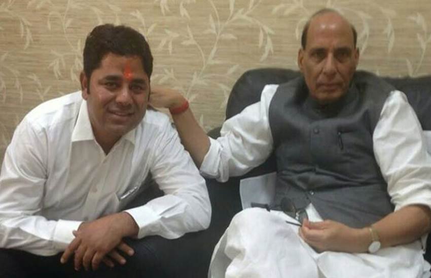 vikram singh chauhan, JNU row, patiala house court, patiala house court scuffle, lawyer assault journalist, vikram singh chauhan with BJP leaders, lawyer vikram singh chauhan BJP, lawyers beat journalist,JNU case,journalists beaten, विक्रम सिंह चौहान, जेएनयू विवाद, पटियाला हाउस कोर्ट, वकीलों की पत्रकारों से मारपीट