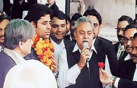 vikram singh chauhan, JNU row, patiala house court, patiala house court scuffle, lawyer assault journalist, vikram singh chauhan with BJP leaders, lawyer vikram singh chauhan BJP, lawyers beat journalist,JNU case,journalists beaten, विक्रम सिंह चौहान, जेएनयू विवाद, पटियाला हाउस कोर्ट, वकीलों की पत्रकारों से मारपीट