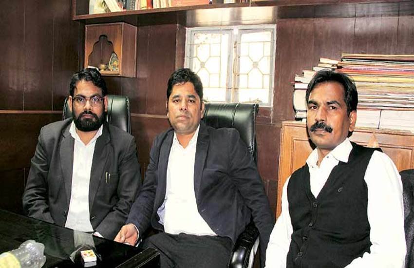 vikram singh chauhan, JNU row, patiala house court, patiala house court scuffle, lawyer assault journalist, vikram singh chauhan with BJP leaders, lawyer vikram singh chauhan BJP, lawyers beat journalist,JNU case,journalists beaten, विक्रम सिंह चौहान, जेएनयू विवाद, पटियाला हाउस कोर्ट, वकीलों की पत्रकारों से मारपीट