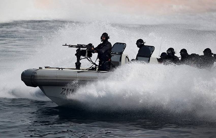 International Fleet Review, ins sumitra, navy, airforce,primeminister narendra modi, defence, president pranav mukherjee, इंटरनेशनल फ्लीट रिव्यू, आइएनएस सुमित्रा, नेवी, एयर फोर्स, प्रधानमंत्री मोदी, राष्ट्रपति प्रणव मुखर्जी