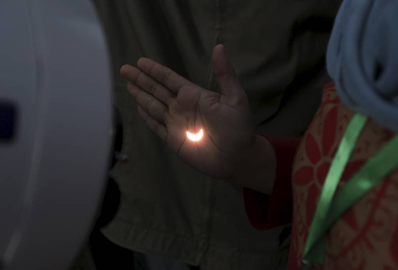 Indonesia, Solar eclipse, eclipse, Solar eclipse in Indonesia, Solar eclipse in india, Asia, solar eclipse in asia, solar eclipse photos, सूर्य ग्रहण की तस्वीर, सूर्य ग्रहण, भारत में सूर्य ग्रहण