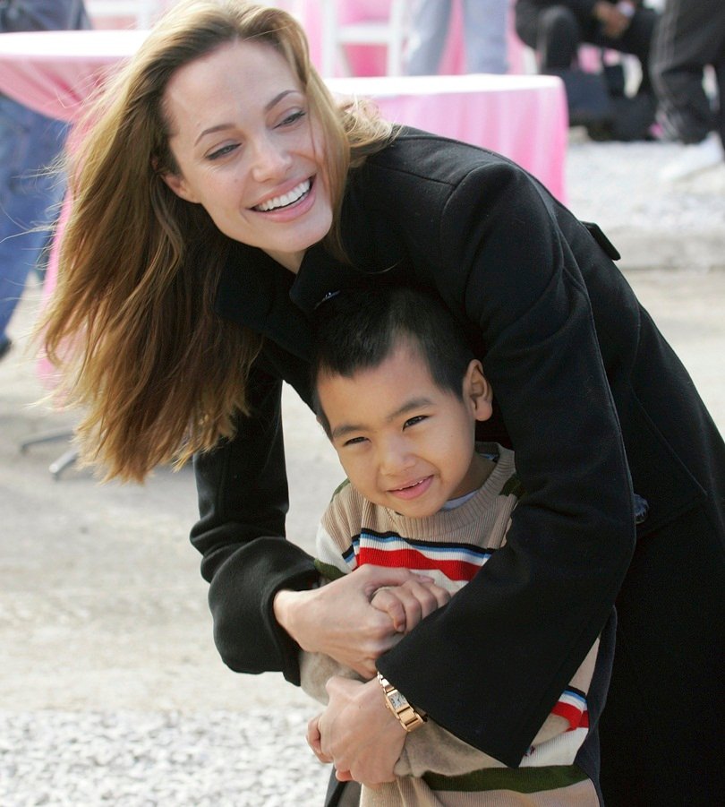 Angelina Jolie and Brad Pitt family, Angelina Jolie, Brad Pitt, Angelina Jolie and Brad Pitt life, Angelina Jolie and Brad Pitt children, Angelina Jolie and Brad Pitt home, Angelina Jolie and Brad Pitt shifts london, movie World War Z, Maddox, Pax, Zahara, Shiloh, Knox, Vivienne, home in London, Angelina Jolie and Brad Pitt new home, White House-style home, hollywood news, hollywood hindi news, हॉलीवुड, एंजेलिना जॉली, ब्रेड पिट, जॉर्ज क्लूनी, व्हाइट हाउस