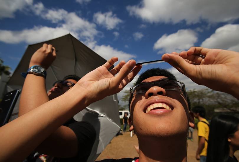 Indonesia, Solar eclipse, eclipse, Solar eclipse in Indonesia, Solar eclipse in india, Asia, solar eclipse in asia, solar eclipse photos, सूर्य ग्रहण की तस्वीर, सूर्य ग्रहण, भारत में सूर्य ग्रहण
