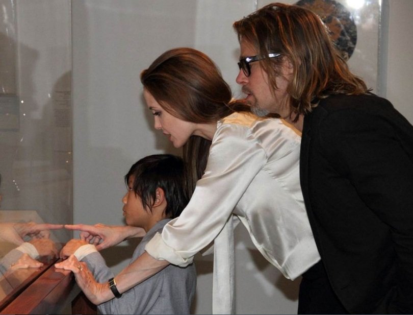 Angelina Jolie and Brad Pitt family, Angelina Jolie, Brad Pitt, Angelina Jolie and Brad Pitt life, Angelina Jolie and Brad Pitt children, Angelina Jolie and Brad Pitt home, Angelina Jolie and Brad Pitt shifts london, movie World War Z, Maddox, Pax, Zahara, Shiloh, Knox, Vivienne, home in London, Angelina Jolie and Brad Pitt new home, White House-style home, hollywood news, hollywood hindi news, हॉलीवुड, एंजेलिना जॉली, ब्रेड पिट, जॉर्ज क्लूनी, व्हाइट हाउस