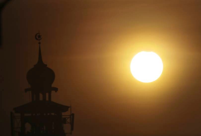 Indonesia, Solar eclipse, eclipse, Solar eclipse in Indonesia, Solar eclipse in india, Asia, solar eclipse in asia, solar eclipse photos, सूर्य ग्रहण की तस्वीर, सूर्य ग्रहण, भारत में सूर्य ग्रहण