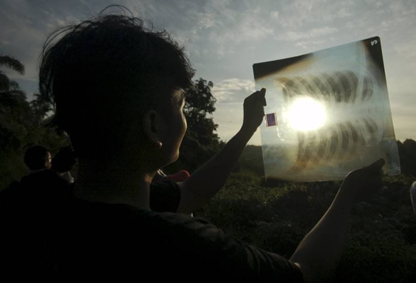 Indonesia, Solar eclipse, eclipse, Solar eclipse in Indonesia, Solar eclipse in india, Asia, solar eclipse in asia, solar eclipse photos, सूर्य ग्रहण की तस्वीर, सूर्य ग्रहण, भारत में सूर्य ग्रहण