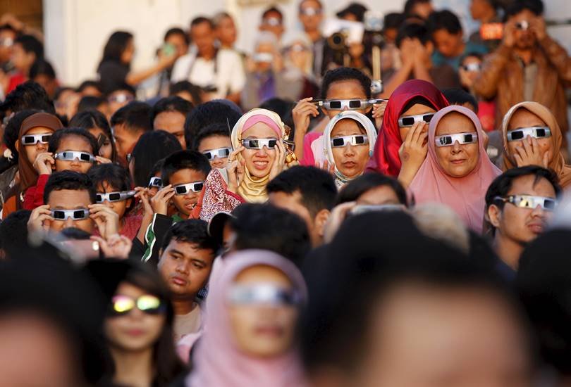 Indonesia, Solar eclipse, eclipse, Solar eclipse in Indonesia, Solar eclipse in india, Asia, solar eclipse in asia, solar eclipse photos, सूर्य ग्रहण की तस्वीर, सूर्य ग्रहण, भारत में सूर्य ग्रहण
