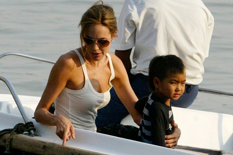 Angelina Jolie and Brad Pitt family, Angelina Jolie, Brad Pitt, Angelina Jolie and Brad Pitt life, Angelina Jolie and Brad Pitt children, Angelina Jolie and Brad Pitt home, Angelina Jolie and Brad Pitt shifts london, movie World War Z, Maddox, Pax, Zahara, Shiloh, Knox, Vivienne, home in London, Angelina Jolie and Brad Pitt new home, White House-style home, hollywood news, hollywood hindi news, हॉलीवुड, एंजेलिना जॉली, ब्रेड पिट, जॉर्ज क्लूनी, व्हाइट हाउस