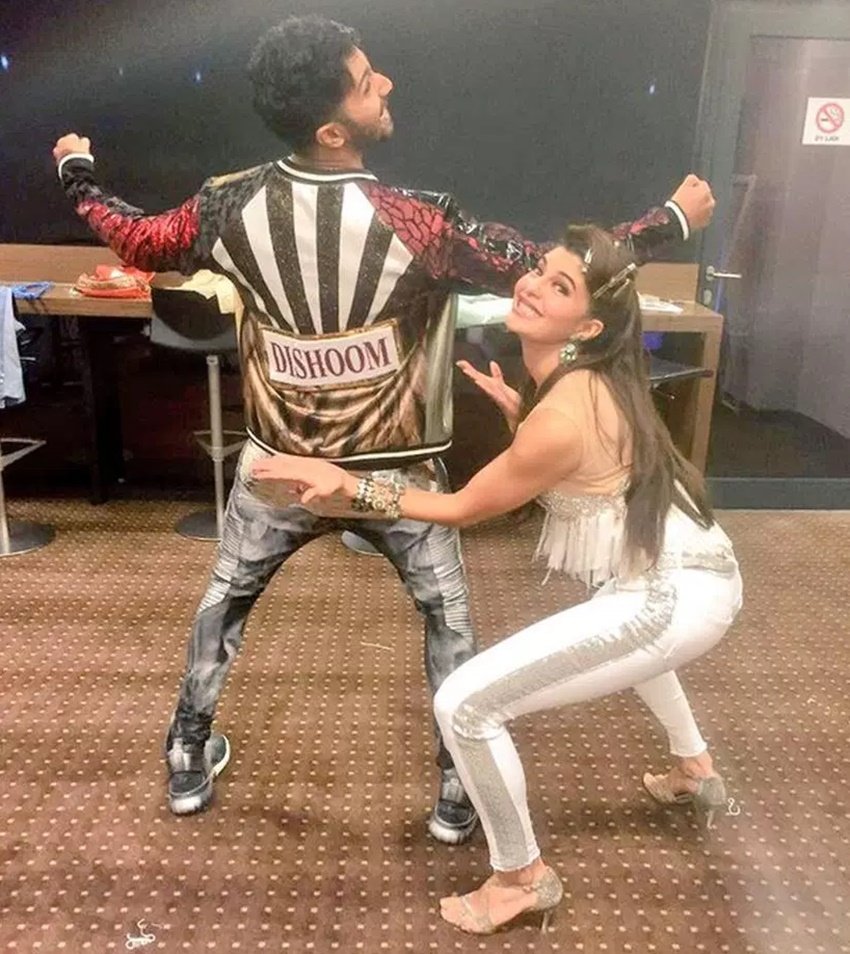 toifa, toifa photos, toifa salman, toifa 2016, shah rukh khan, salman khan, srk salman, gautam gulati, ranveer singh, kareena kapoor khan, genelia deshmukh, karisma kapoor, parineeti chopra, ritesh deshmukh, anushka sharma, entertainment photos, entertainment news, सलमान खान, शाहरुख खान, रणवीर सिंह, परिणीति चोपड़ा, गौतम गुलाटी, जेलेनिया डिसूजा, करीना कपूर, करिश्मा कपूर, श्यामक डावर, मोनिषा जयसिंह