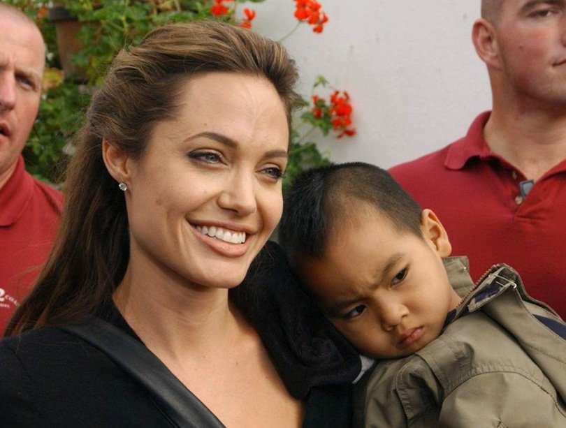 Angelina Jolie and Brad Pitt family, Angelina Jolie, Brad Pitt, Angelina Jolie and Brad Pitt life, Angelina Jolie and Brad Pitt children, Angelina Jolie and Brad Pitt home, Angelina Jolie and Brad Pitt shifts london, movie World War Z, Maddox, Pax, Zahara, Shiloh, Knox, Vivienne, home in London, Angelina Jolie and Brad Pitt new home, White House-style home, hollywood news, hollywood hindi news, हॉलीवुड, एंजेलिना जॉली, ब्रेड पिट, जॉर्ज क्लूनी, व्हाइट हाउस