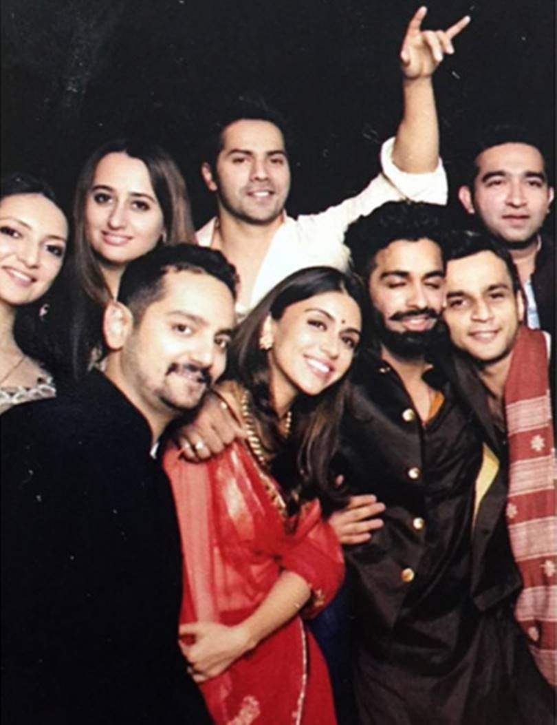 natasha and varun fight, varun love life, varun dhawan girl friend, Varun Dhawan, Natasha Dalal, Varun girlfriend Natasha, Kishor Bajaj daughter Kresha, Kresha bajaj marriage party, Natasha love life, who is natasha, who is varun girlfriend, नताशा दलाल, वरुण धवन, क्रेशा बजाज, किशोर बजाज