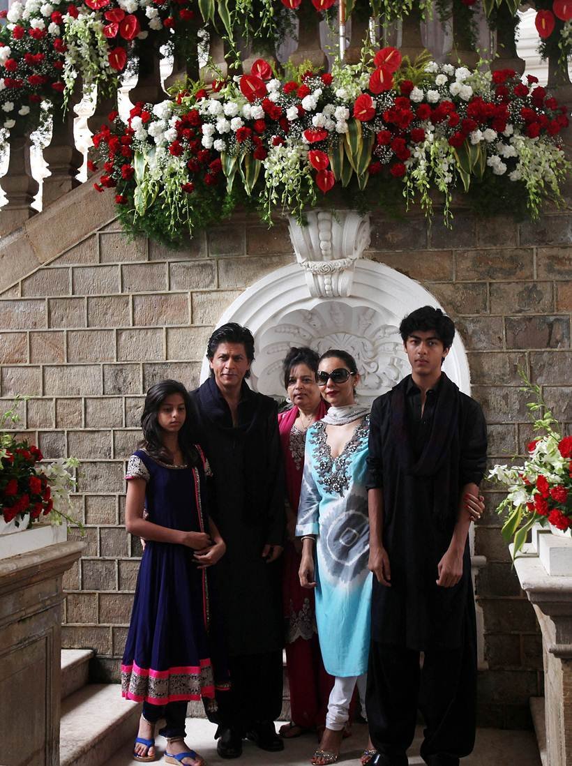shah rukh khan, shah rukh khan father in law, shah rukh khan family pics, gauri khan, fauri khan father, gauri khans father dies, gauti khan's father pics, srk with father in law pics, srk pics family, Colonel Ramesh Chander Chhibber, Colonel Ramesh Chander Chhibber pics, Colonel Ramesh Chander Chhibber srk pics, entertainment