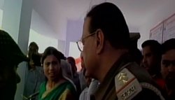 सपा विधायक लक्ष्‍मी गौतम ने पुलिसवाले को सरेआम लगाई डांट, वायरल हुआ वीडियो