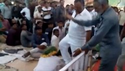VIDEO में बुजुर्ग को लात मारते दिखे गुजरात के BJP सांसद, टोल प्‍लाजा पर बंदूक लेकर कर चुके हैं हंगामा